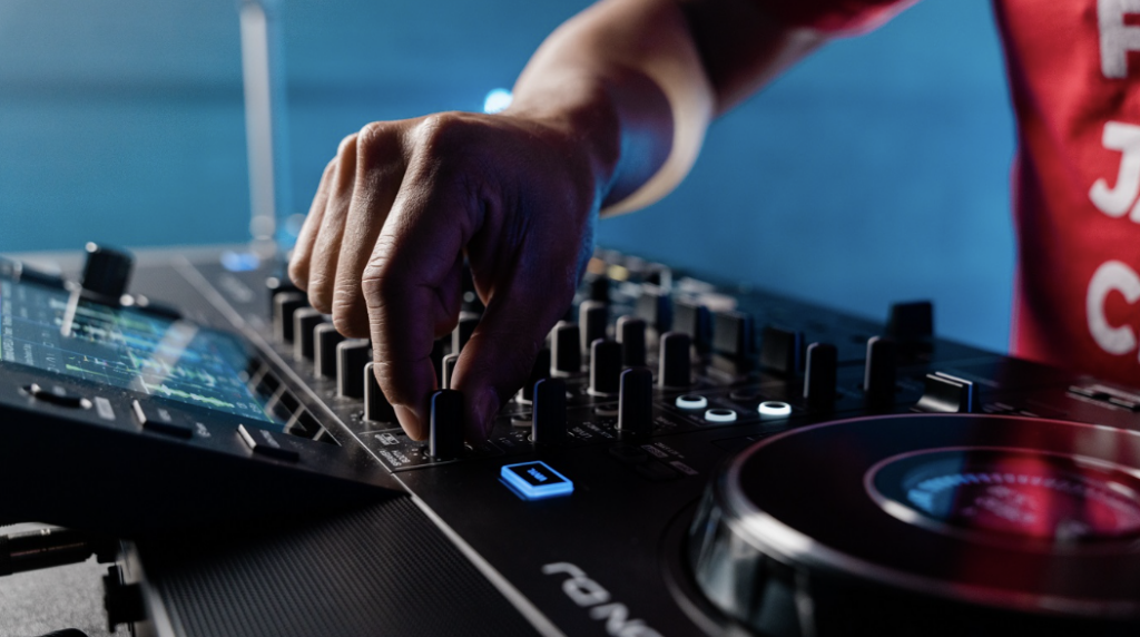 Image de la table de mixage de la Radio Live Pizza Roll Avignon